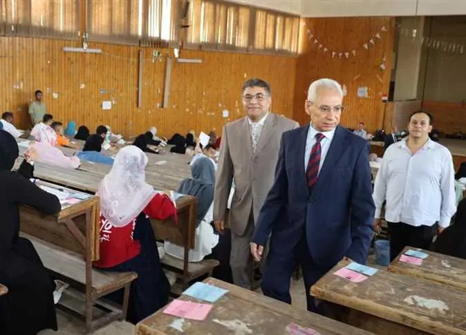 منع استخدام الهواتف… رئيس جامعة المنيا يراقب تقدم الامتحانات في كليتي الآداب ودار العلوم منع استخدام الهواتف… رئيس جامعة المنيا يراقب تقدم الامتحانات في كليتي الآداب ودار العلوم