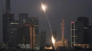 سقوط مجموعة جديدة من الصواريخ الإيرانية على إسرائيل، والجيش الإسرائيلي يlaunch strikes قاسية على مواقع متعددة في إيران.