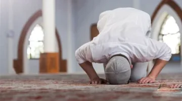 حكم تأجيل صلاة الفجر لمتابعة المباراة