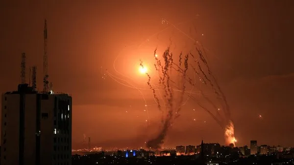 إصابة مفاجئة: لحظة سقوط صاروخ “فرط صوتي” إيراني في قلب تل أبيب | فيديو إصابة مفاجئة: لحظة سقوط صاروخ “فرط صوتي” إيراني في قلب تل أبيب | فيديو