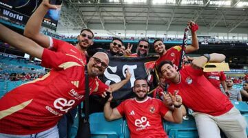 بداية المباراة: جماهير الأهلي تتألق وتساند الفريق بشغف أمام إنتر ميامي