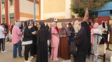 تحت إجراءات أمنية مشددة، وصول طلاب الثانوية العامة إلى لجان الامتحانات في مطروح