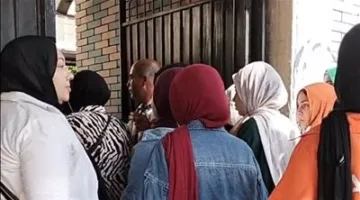 تفتيش طلاب الثانوية العامة قبل دخولهم اللجان في الساعة التاسعة صباحًا