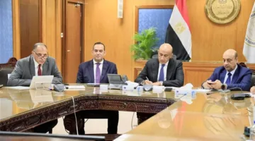 في بداية امتحانات الثانوية العامة.. ‘البوابة نيوز’ تتابع تفتيش الطالبات قبل دخول القاعات