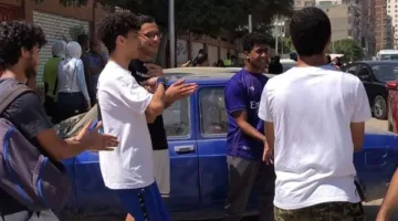 أولياء الأمور يواجهون درجات الحرارة العالية بالتواجد خارج مراكز امتحانات الثانوية العامة في المنيا.