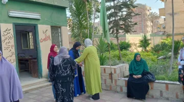“يبحثون في آذانهم” لضبط سماعات الغش.. استمتع بمشاهدة أجواء تفتيش الطلاب في لجان الثانوية العامة.