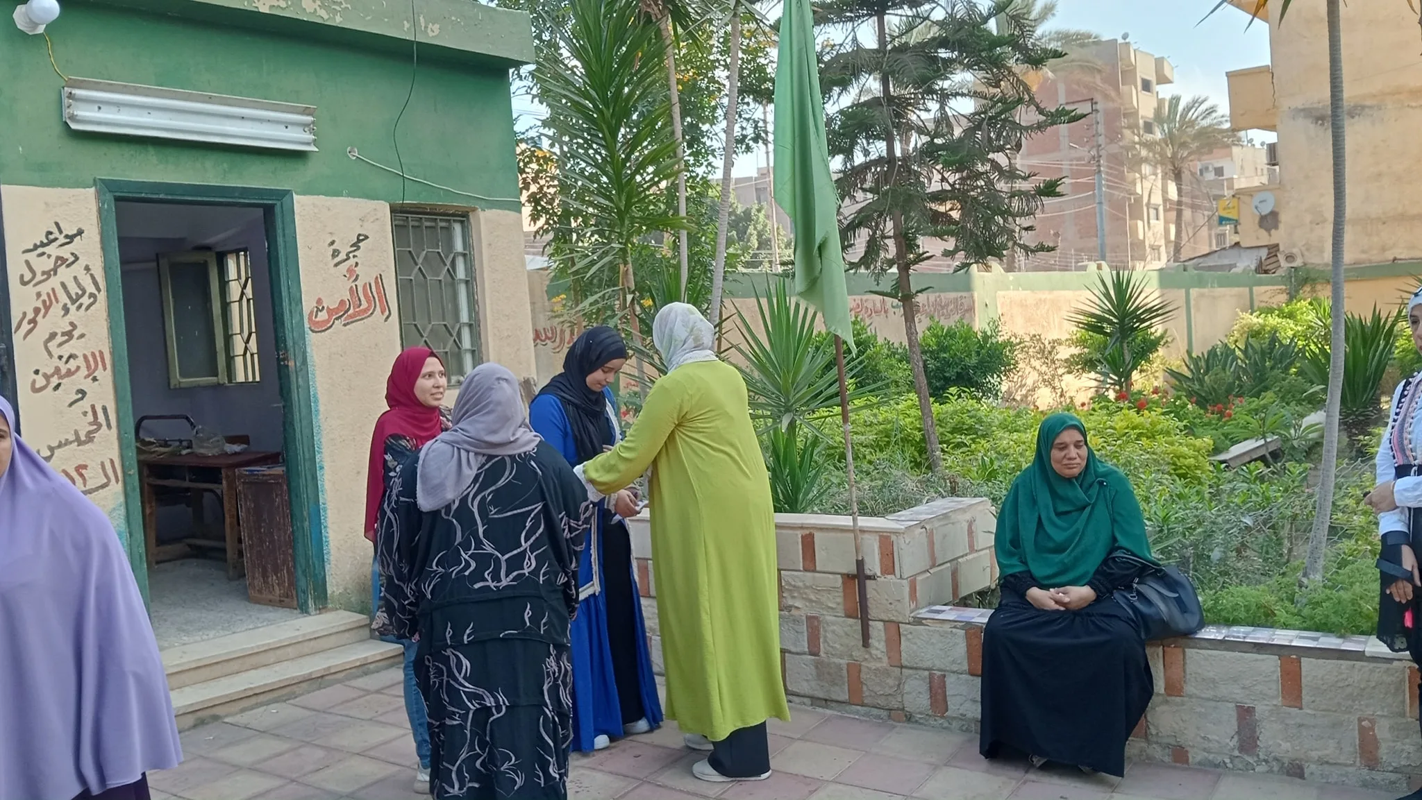 “يبحثون في آذانهم” لضبط سماعات الغش.. استمتع بمشاهدة أجواء تفتيش الطلاب في لجان الثانوية العامة. “يبحثون في آذانهم” لضبط سماعات الغش.. استمتع بمشاهدة أجواء تفتيش الطلاب في لجان الثانوية العامة.