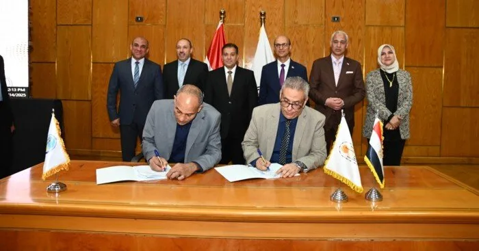 توقيع اتفاقية تعاون بين جامعتي أسيوط وجنوب الوادي لتعزيز برامج الدراسات العليا المهنية المشتركة توقيع اتفاقية تعاون بين جامعتي أسيوط وجنوب الوادي لتعزيز برامج الدراسات العليا المهنية المشتركة