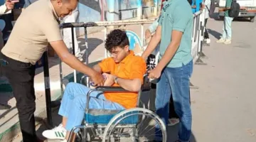موظفو المحليات يدعمون ذوي الاحتياجات الخاصة حتى الوصول إلى لجان الامتحانات في الوادي الجديد