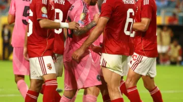بالفيديو.. اشتباك وتبادل الضرب بين ميسي ونجمة الأهلي في مباراة الافتتاح