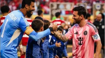 محمد الشناوي يشارك صورة له مع ميسي خلال مباراة الأهلي وإنتر ميامي