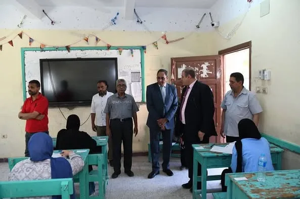 محافظ قنا يزور لجان امتحانات الثانوية العامة للاطلاع على سير العمل فيها والاطمئنان على انتظامها. محافظ قنا يزور لجان امتحانات الثانوية العامة للاطلاع على سير العمل فيها والاطمئنان على انتظامها.