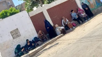 أولياء الأمور يتجاوزون الأجواء الحارة لمساندة أبنائهم في امتحانات الثانوية بالمنيا (صور)