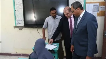 محافظ قنا يزور لجان امتحانات الثانوية العامة ويتأكد من سيرها بشكل منتظم.