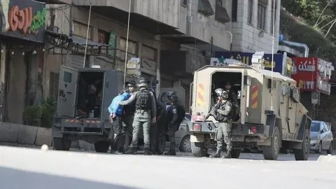 الجيش الإسرائيلي يدخل مدنًا في الضفة الغربية ويعتقل 29 فلسطينيًا منهم أطفال. الجيش الإسرائيلي يدخل مدنًا في الضفة الغربية ويعتقل 29 فلسطينيًا منهم أطفال.