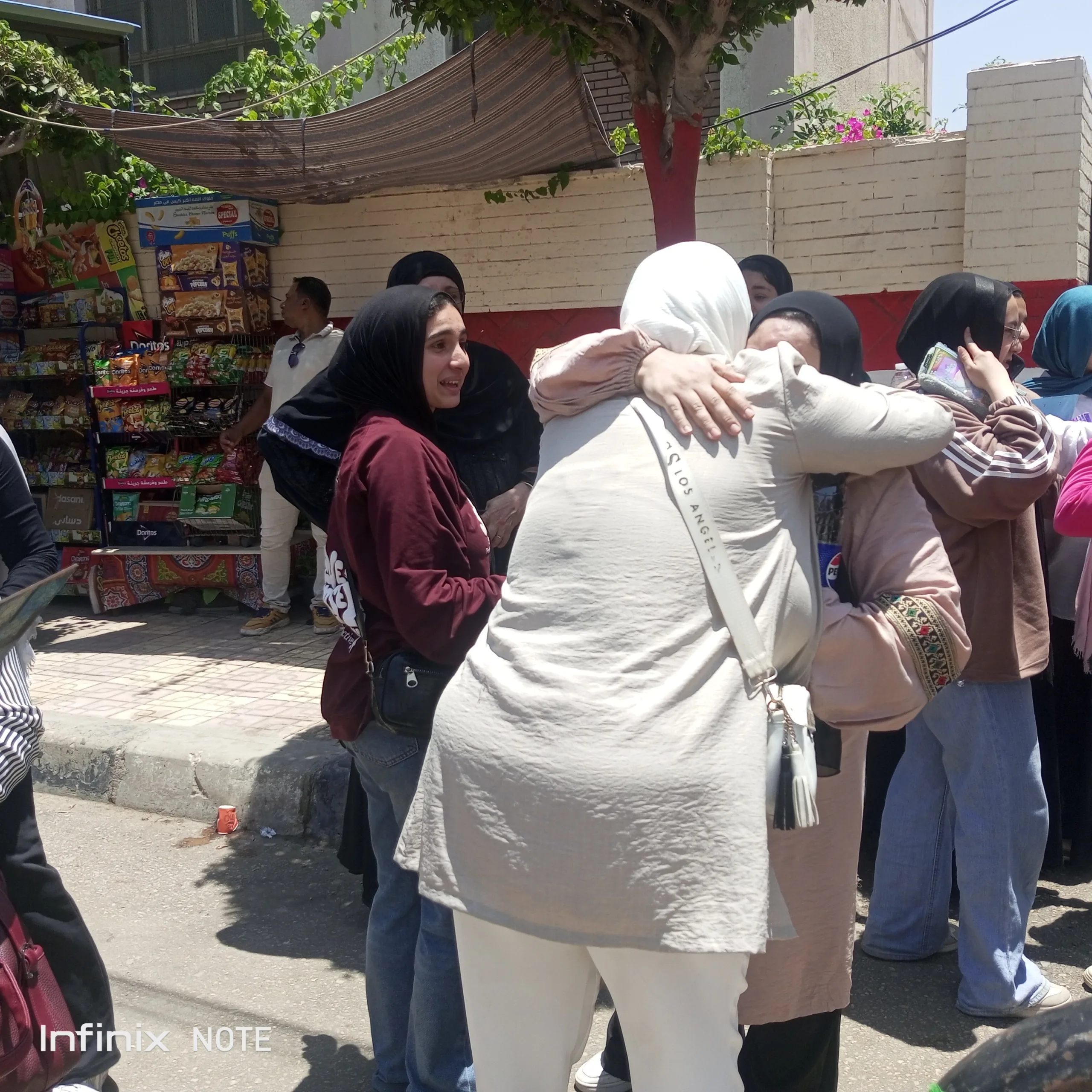 في اليوم الأول من الثانوية.. فرحة بين طلاب الدقهلية بسبب سهولة امتحانات الدين والوطنية في اليوم الأول من الثانوية.. فرحة بين طلاب الدقهلية بسبب سهولة امتحانات الدين والوطنية