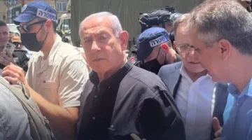 نتنياهو يزور موقع سقوط الصواريخ الإيرانية في بات يام بجنوب تل أبيب | فيديو