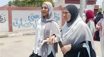 طلاب الثانوية العامة في الإسماعيلية يشيدون بسهولة امتحاني التربية الوطنية والدينية في اليوم الأول من الامتحانات
