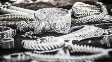 العطلة الأسبوعية تعطي الفضة العالمية فرصة للتنفس.. تعرف على أحدث الأسعار بالجنيه والدولار