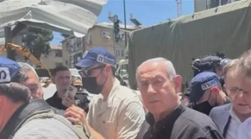 «متأثرون بمدى الكارثة».. نتنياهو ووزراء يقومون بزيارة موقع سقوط الصواريخ الإيرانية في تل أبيب