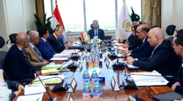 وزير التموين يجتمع مع الشركة القابضة للصناعات الغذائية لمراجعة المخزون الاستراتيجي من السلع الأساسية.