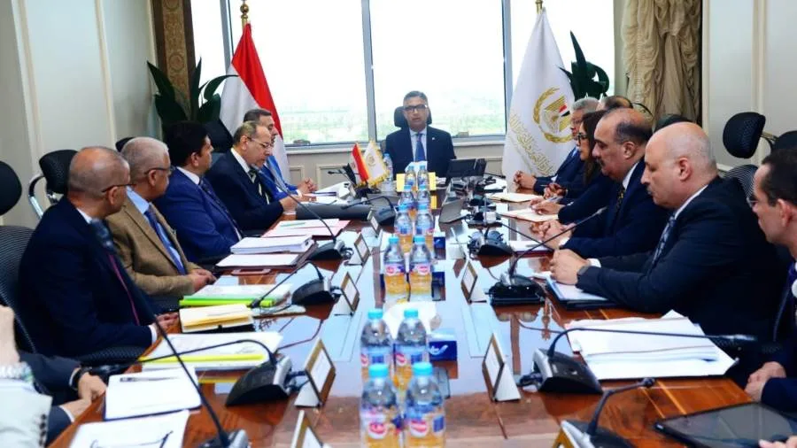 وزير التموين يجتمع مع الشركة القابضة للصناعات الغذائية لمراجعة المخزون الاستراتيجي من السلع الأساسية. وزير التموين يجتمع مع الشركة القابضة للصناعات الغذائية لمراجعة المخزون الاستراتيجي من السلع الأساسية.
