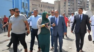 محافظ بورسعيد يزور منطقة السيدة نفيسة بالضواحي ويوجه بحل مشكلات الصرف الصحي