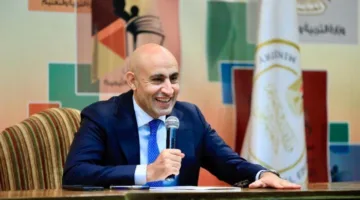 وزير التعليم يزور المراقبين المصابين في حادث سير بسوهاج للاطمئنان على صحتهم