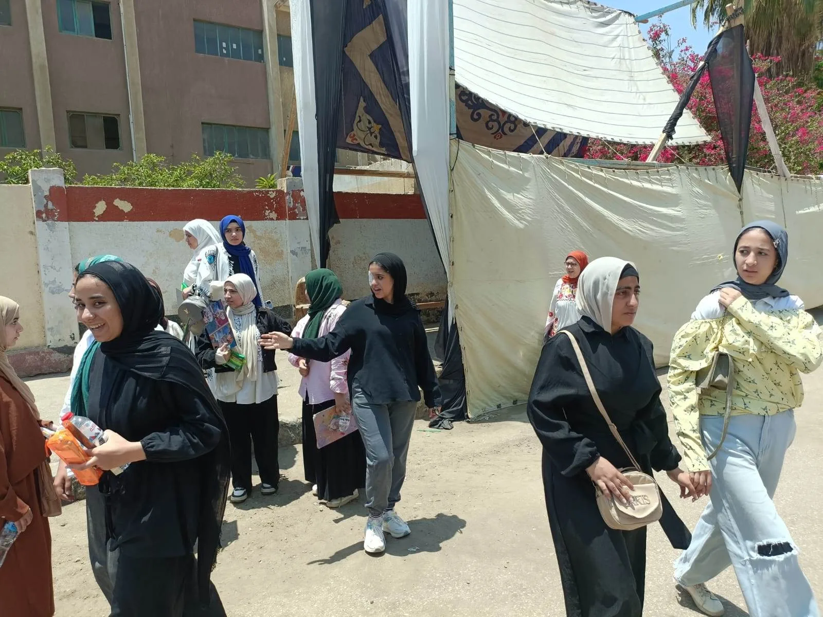 سعادة طلاب الثانوية العامة في القليوبية لسهولة امتحان “التربية الدينية والوطنية” سعادة طلاب الثانوية العامة في القليوبية لسهولة امتحان “التربية الدينية والوطنية”