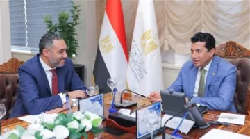 وزير الشباب والرياضة يشهد توقيع اتفاقية مع ڤودافون مصر لإنشاء 35 محطة لتقوية شبكة المحمول في مراكز الشباب والأندية.