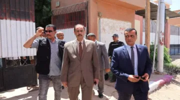 محافظ سوهاج يتفقد حالة المراقبين المتضررين من حادث الميكروباص