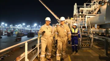 وزير البترول يقوم بجولة تفقدية في ميناء الإسكندرية لمراقبة إعداد سفينة التغييز “Energos Power”