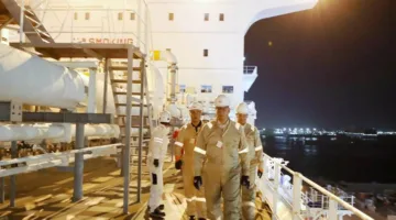 وزير البترول يقوم بزيارة تفقدية لميناء الإسكندرية لمتابعة تجهيز سفينة التغييز “Energos Power”