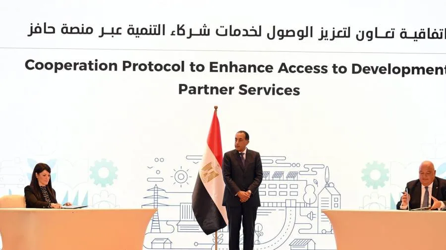 رئيس الوزراء يشارك في توقيع مجموعة من الاتفاقيات بين الحكومة ومؤسسات التنمية والقطاع الخاص رئيس الوزراء يشارك في توقيع مجموعة من الاتفاقيات بين الحكومة ومؤسسات التنمية والقطاع الخاص