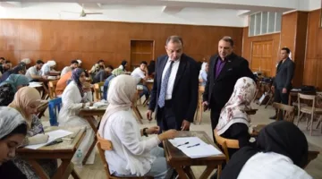 رئيس جامعة بني سويف يزور كلية الحقوق للاطلاع على امتحانات الفصل الدراسي الثاني