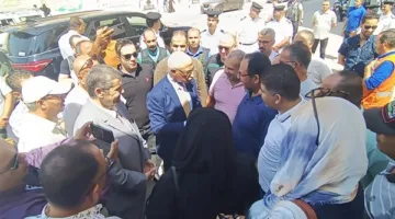 محافظ شمال سيناء يجتمع خارج اللجان مع أولياء أمور طلاب الثانوية العامة