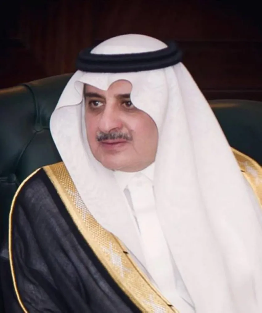 أمير تبوك يقدم تعازيه للشيخ عبدالله الضيوفي في وفاة أخيه أمير تبوك يقدم تعازيه للشيخ عبدالله الضيوفي في وفاة أخيه