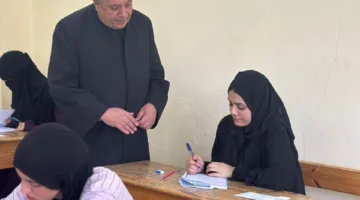 طلاب القسم الأدبي في الثانوية العامة يواصلون امتحاناتهم في مادة اللغة الإنجليزية.