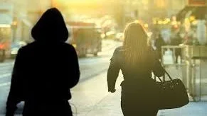فتاة تتهم شابًا بمحاولة التحرش بها أثناء قيادتها للموتوسيكل في التجمع
