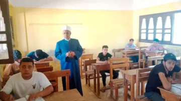 طلاب الشعبة الأدبية في المرحلة الثانوية يواصلون امتحاناتهم في مادة اللغة الإنجليزية.
