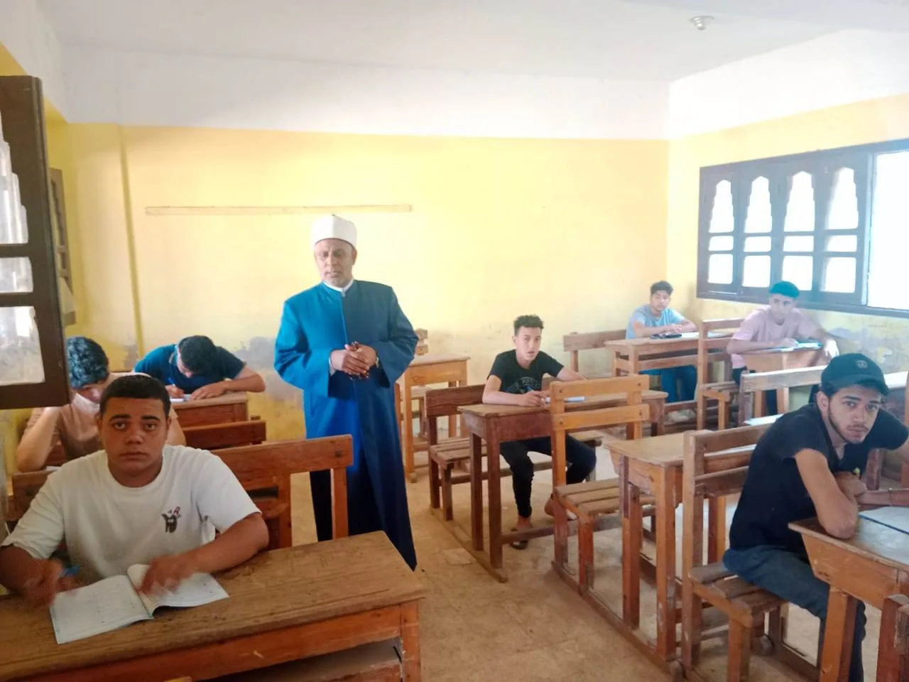 طلاب الشعبة الأدبية في المرحلة الثانوية يواصلون امتحاناتهم في مادة اللغة الإنجليزية. طلاب الشعبة الأدبية في المرحلة الثانوية يواصلون امتحاناتهم في مادة اللغة الإنجليزية.