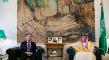 الخريجي يطرح التطورات الإقليمية والعالمية مع السفير الصيني