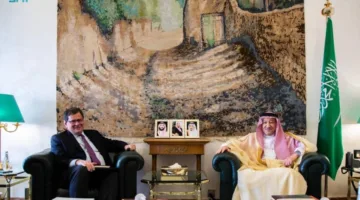 الخريجي يتحدث مع سفير بريطانيا عن التطورات الإقليمية والعالمية