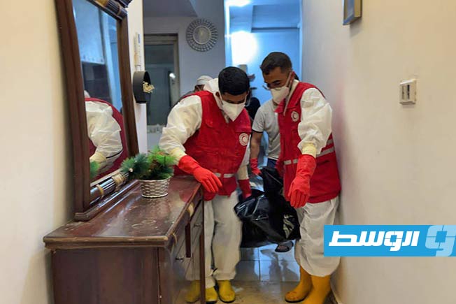 فريق الهلال الأحمر أثناء انتشال الجثامين. (جمعية الهلال الأحمر فرع مصراتة)