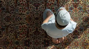 هل يؤثر الضحك على صحة الصلاة؟.. رئيس الفتوى يوضح