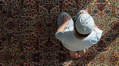 هل يؤثر الضحك على صحة الصلاة؟.. رئيس الفتوى يوضح