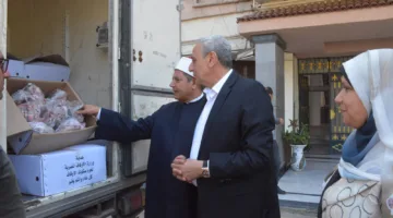 بوزن 2 طن.. محافظ الغربية يشارك في توزيع دفعة جديدة من لحوم الأضاحي