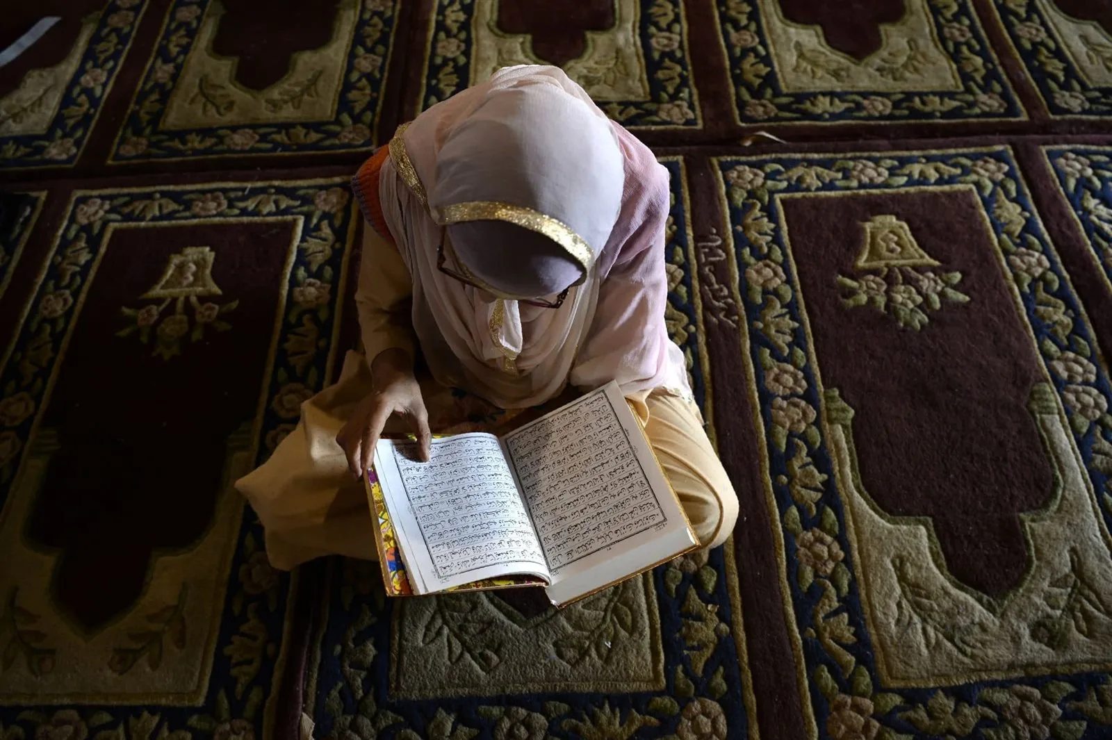 عالم ينبه من الالتزام بالممارسات في الأوقات المحددة: أفضل العبادات إلى الله هي المستمرة. عالم ينبه من الالتزام بالممارسات في الأوقات المحددة: أفضل العبادات إلى الله هي المستمرة.
