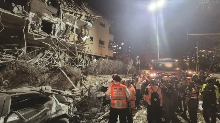 إيران تقصف حيفا وتل أبيب بأعداد كبيرة من الصواريخ إيران تقصف حيفا وتل أبيب بأعداد كبيرة من الصواريخ