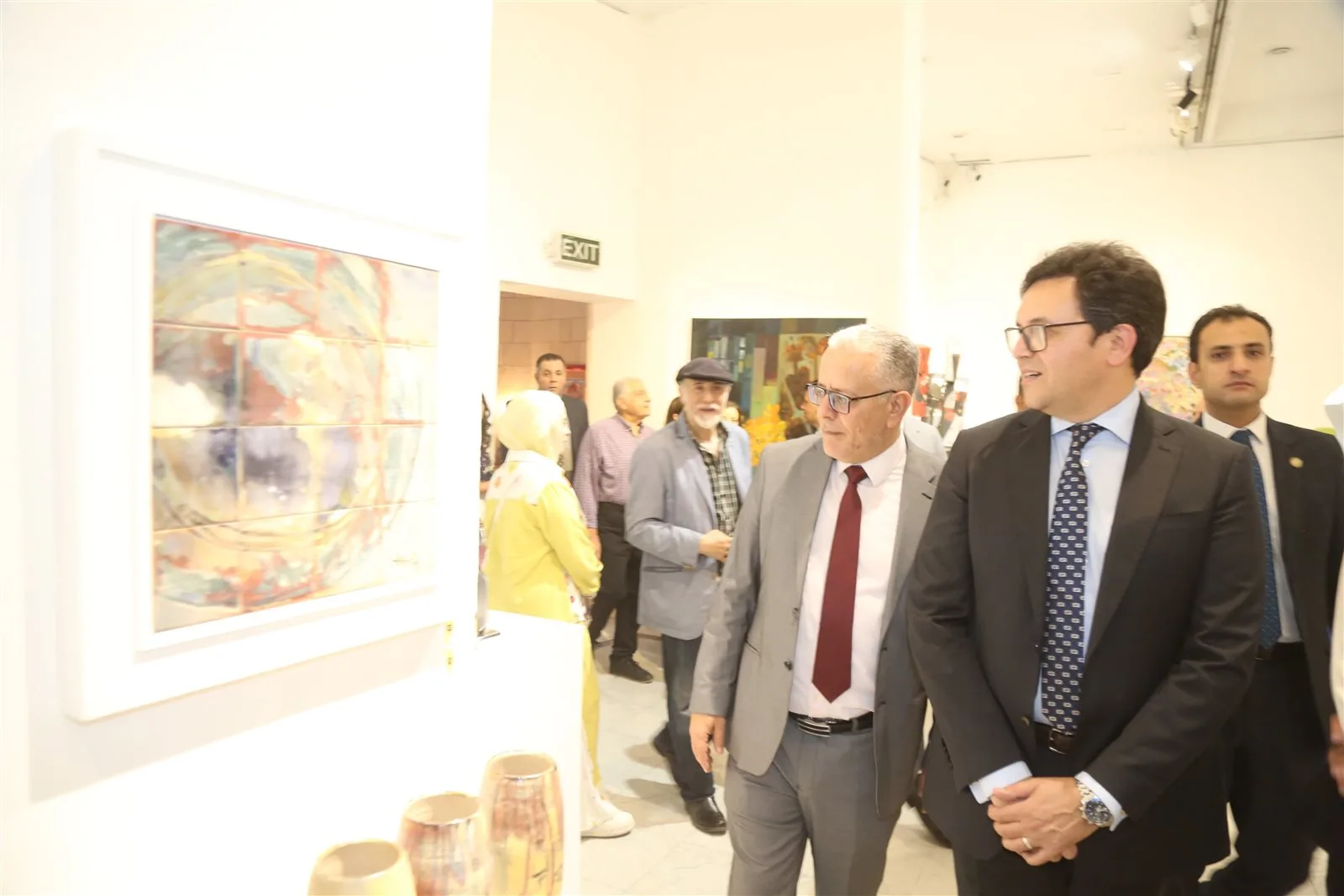 وزير الثقافة يدشن النسخة 45 من المعرض السنوي للفنون التشكيلية. وزير الثقافة يدشن النسخة 45 من المعرض السنوي للفنون التشكيلية.